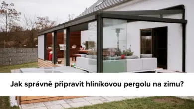 Moderní hliníková pergola s velkými skleněnými panely v zahradním prostředí.