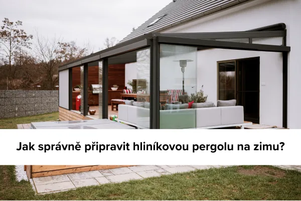Moderní hliníková pergola s velkými skleněnými panely v zahradním prostředí.