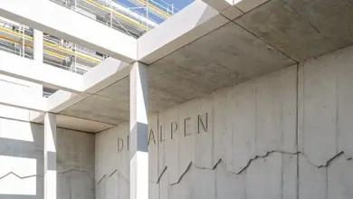 Velká betonová konstrukce s viditelnou povrchovou úpravou na stavbě.
