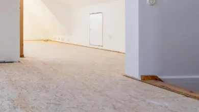 Položené OSB desky na podlahu v nezařízeném prostoru.