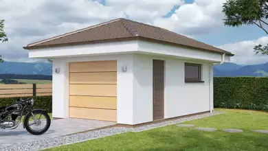 Moderní garáž s dřevěnými dveřmi motocyklem venku a zelenou zahradou.