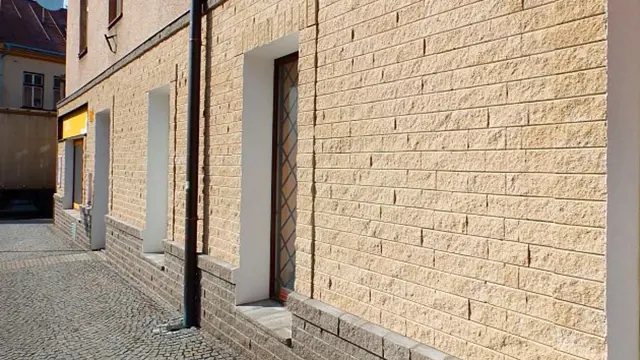 Odvětrávaný sokl domu z cihel na dlažbě.