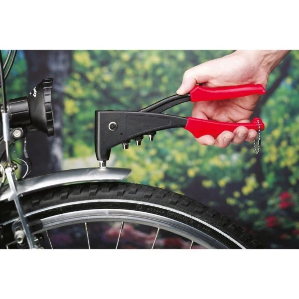 Ruční trhací nýt na opravu kola bicyklu.