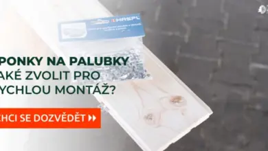 Sada spon pro palubky ležící na dřevěné desce.