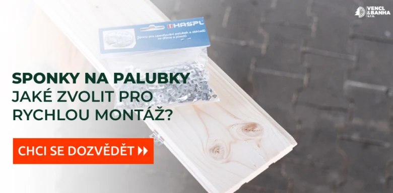 Sada spon pro palubky ležící na dřevěné desce.
