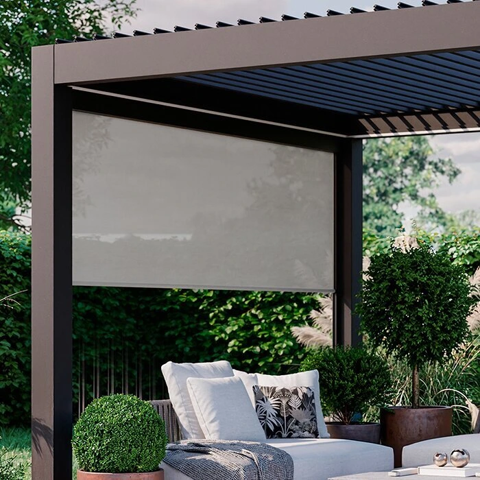 Moderní zahradní pergola s rolovací stínicí plátnem a pohodlným posezením.