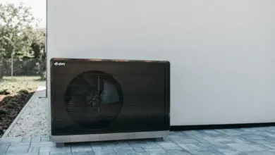 Venkovní jednotka tepelného čerpadla vzduch-vzduch s viditelným ventilátorem.