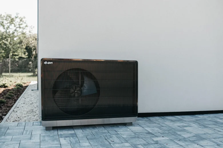 Venkovní jednotka tepelného čerpadla vzduch-vzduch s viditelným ventilátorem.