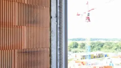 Detail osazení okna s izolační páskou na betonovém parapetu.
