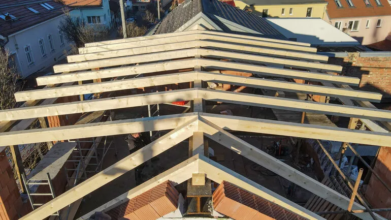 Dřevěná konstrukce střechy s vazbou na střešních nosnících.