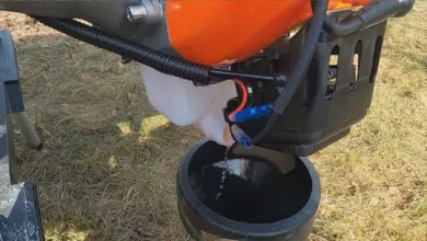 Odtok paliva z nádrže křovinořezu do nádoby.