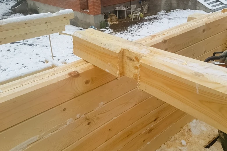 Detail spojení trámů pergoly technikou čtvercového řezu.