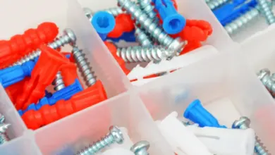 Plastové kotvicí hmoždinky a šrouby v organizéru.