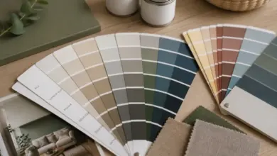 Výběr barev pro malování obývacího pokoje s ukázkami textur.