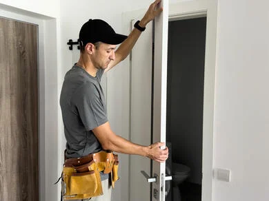Montáž zárubně do otvoru při renovaci dveří