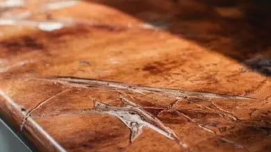 Použitá kuchyňská pracovní deska s poškozeným povrchem připravená na renovaci.