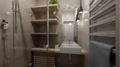 Moderní koupelna s sprchou a dřevěnými policemi pro panelák