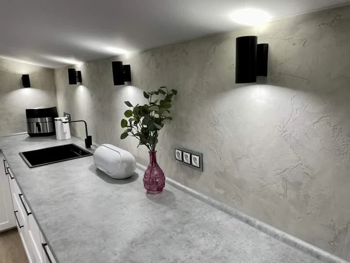 Moderní kuchyně s betonovou stěrkou za linku.