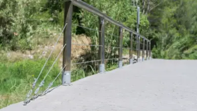 Instalované zábradlí z dřeva a oceli na mostě.