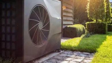 Venkovní jednotka tepelného čerpadla pro rekuperaci vzduchu u domu.