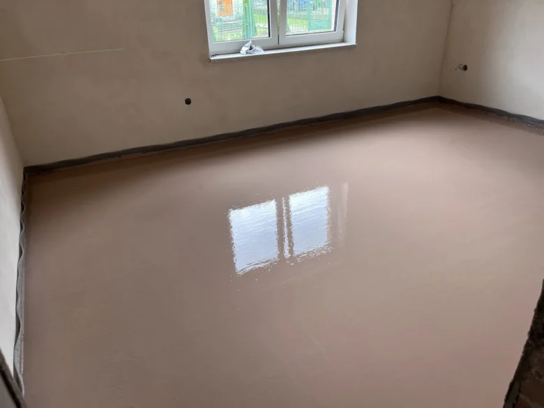 Nově nanesený povrch z anhydridu v interiéru s odrazem okna.
