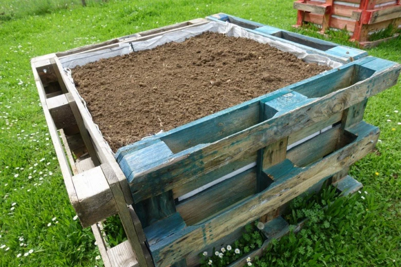 Pallet planter box with soil
