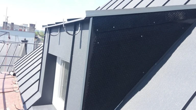 Detailní pohled na skladbu střechy s plechovou krytinou.