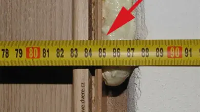 Měření stavebního otvoru pro vchodové dveře s izolační pěnou.