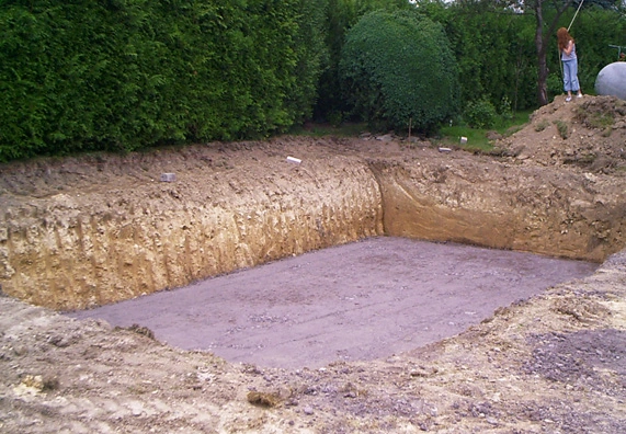 Vykopaná jáma pro betonový bazén ze ztraceného bednění.