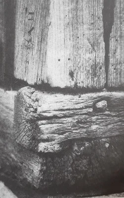 Detail dřevěného rohového spoje s viditelnou strukturou.