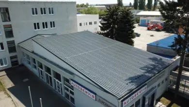 Pultová střecha s krovem na budově autoservis v průmyslové zóně.