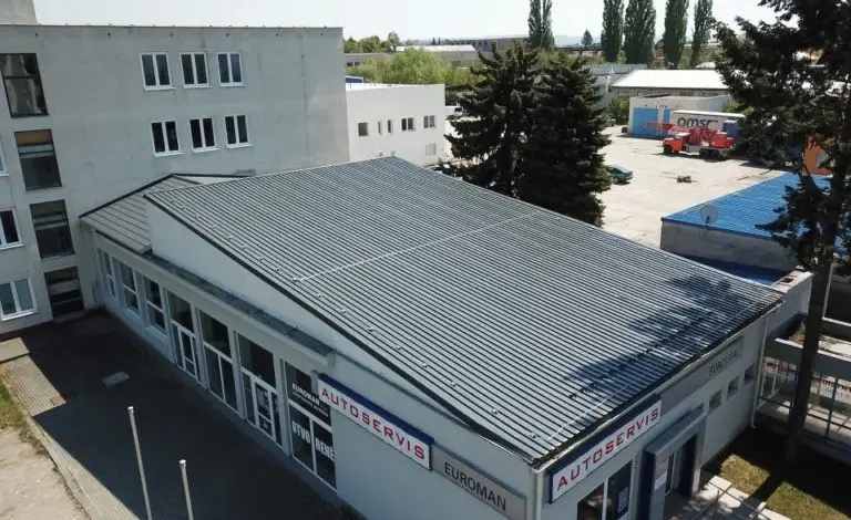 Pultová střecha s krovem na budově autoservis v průmyslové zóně.