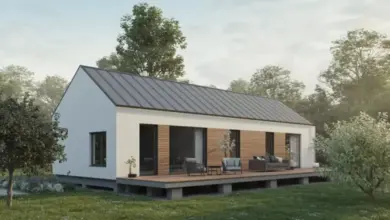 Moderní dřevostavba s terasou v přírodním prostředí.
