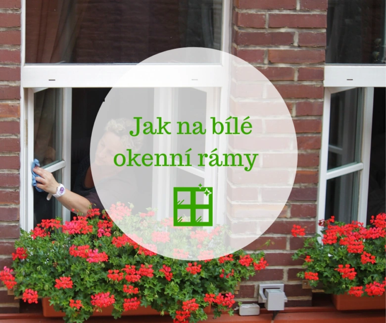 Člověk čistí bílý plastový okenní rám uvnitř domu.