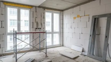 Neúpravený byt s umakartem během rekonstrukce interiéru.