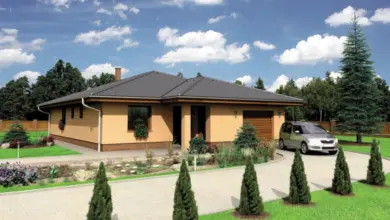 Moderní jednopatrový bungalov s garáží a zpevněnou příjezdovou cestou.