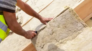 Montáž nadkrokevní izolace do dřevěného nosníku střechy.