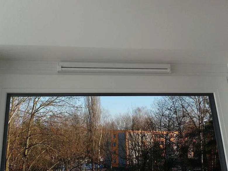 Nové okno s topným prvkem v panelovém domě po výměně.