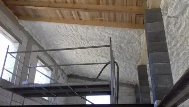 Návod na zateplení stropu sprejovou pěnou v bytě.