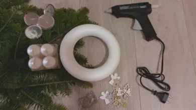 Suroviny na výrobu věnce z větviček s jehličnatými ratolestmi.