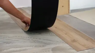 Montáž vinylové podlahy – odlepení lepidla před položením.