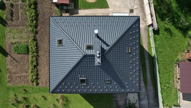 Pohled shora na montovanou plechovou střechu s doplňky.
