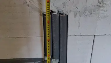 Zobrazení vodovodních potrubí v zdivu během instalace.