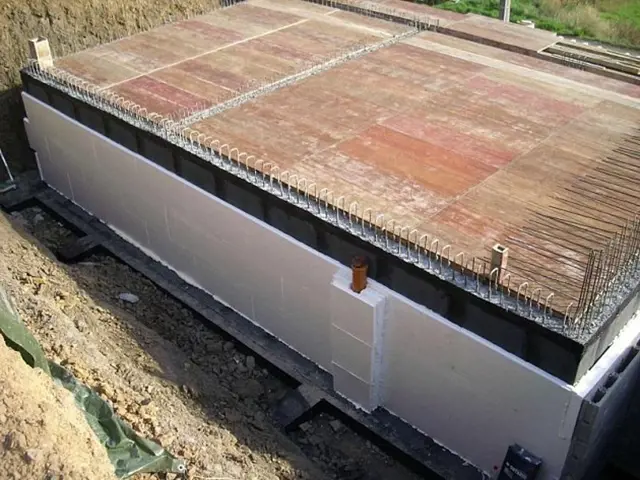 Základ domu s tepelnou izolací a výztužnou ocelí.