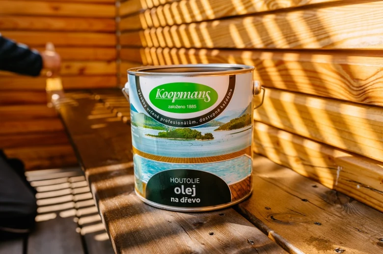 Kanárek oleje na dřevo v dřevěném interiéru