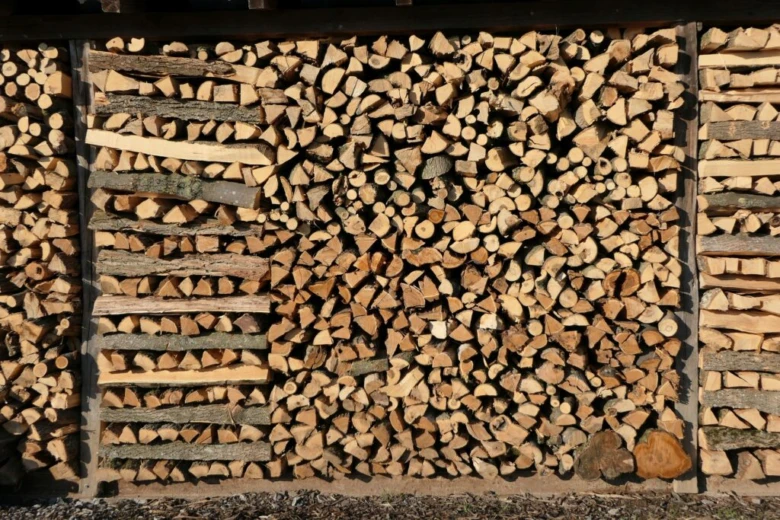 Skládané dřevo v homoli pro topení