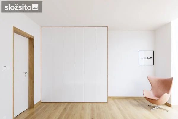 Hotová vestavěná skříň v moderním interiéru s dřevěným podlahou.