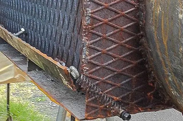 Rusty kovové díly z bojleru pro domácí výrobu grilu