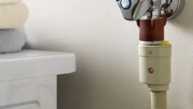 Zapojení odtoku pračky do stěny s chromovým ventilováním.