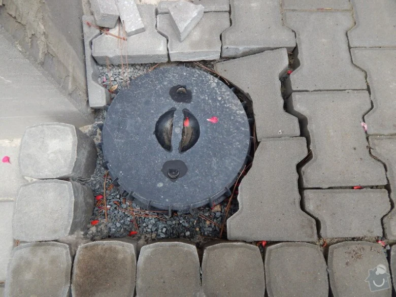 Detailní pohled na instalaci zámkové dlažby kolem podlahového otvoru.
